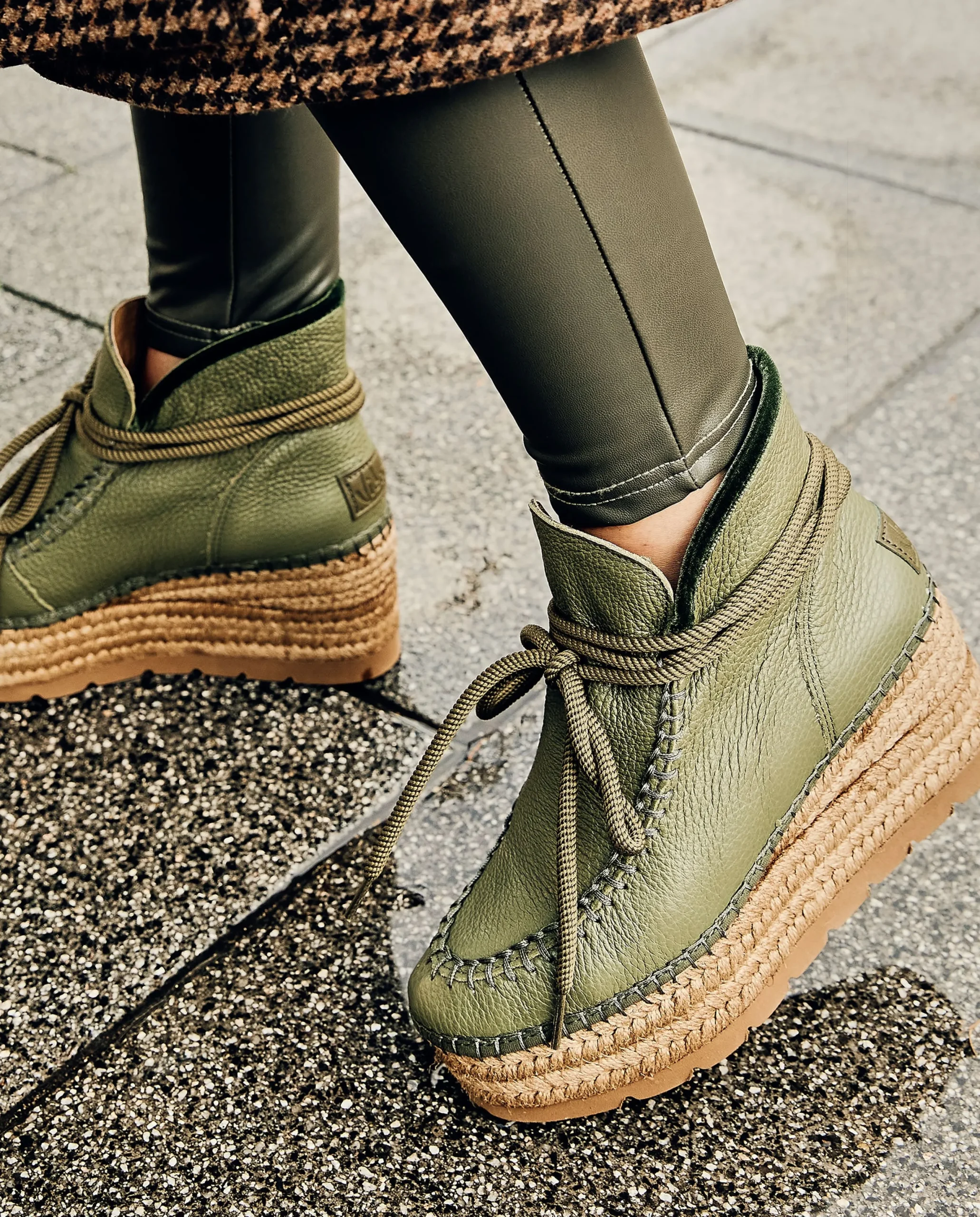 Bota baja en napa kaki Creta