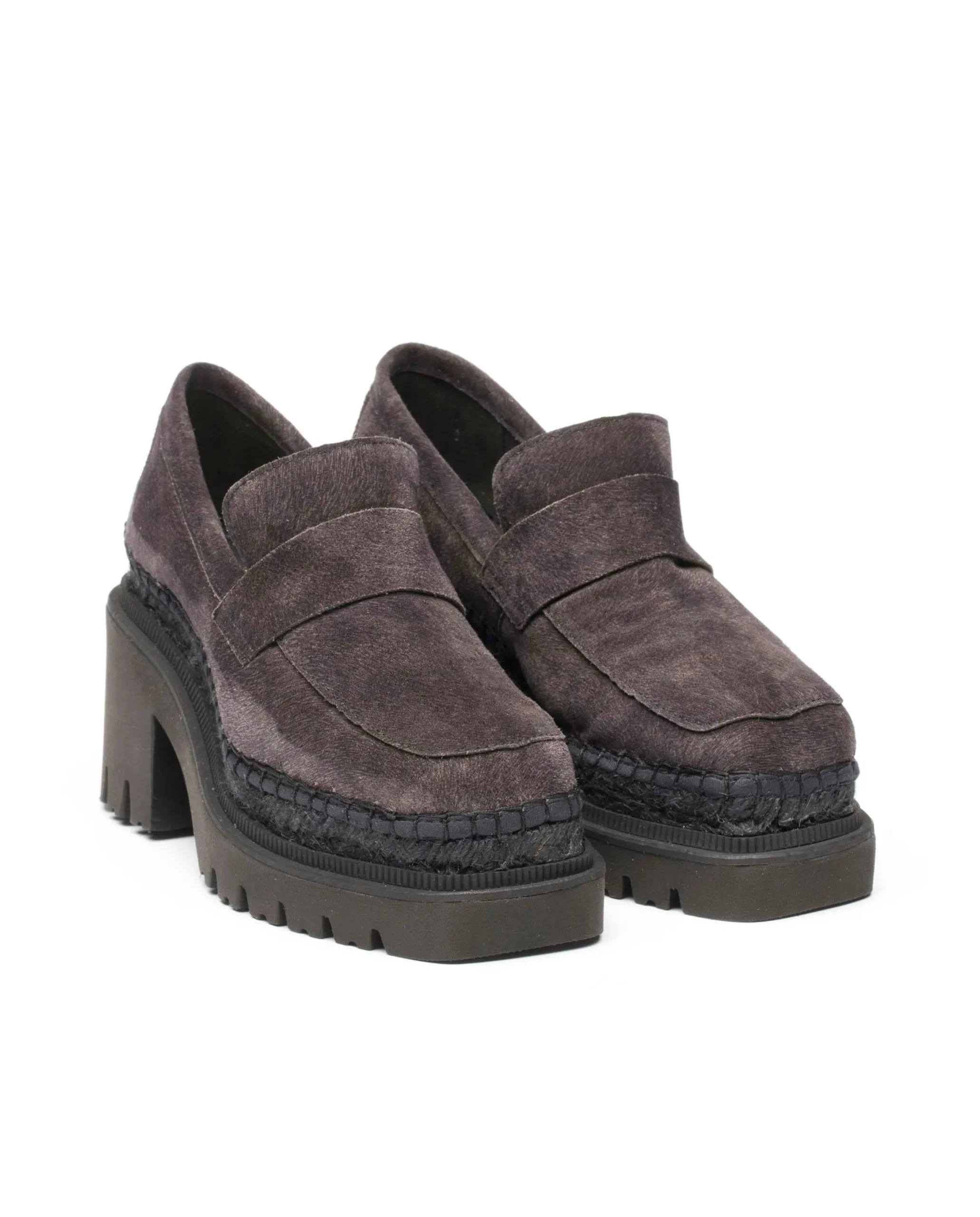 Mocasín de tacón en cavallo gris Panteta