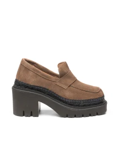 Mocasín de tacón en serraje taupe Panteta