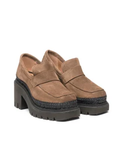 Mocasín de tacón en serraje taupe Panteta