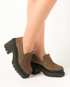 Mocasín de tacón en serraje taupe Panteta