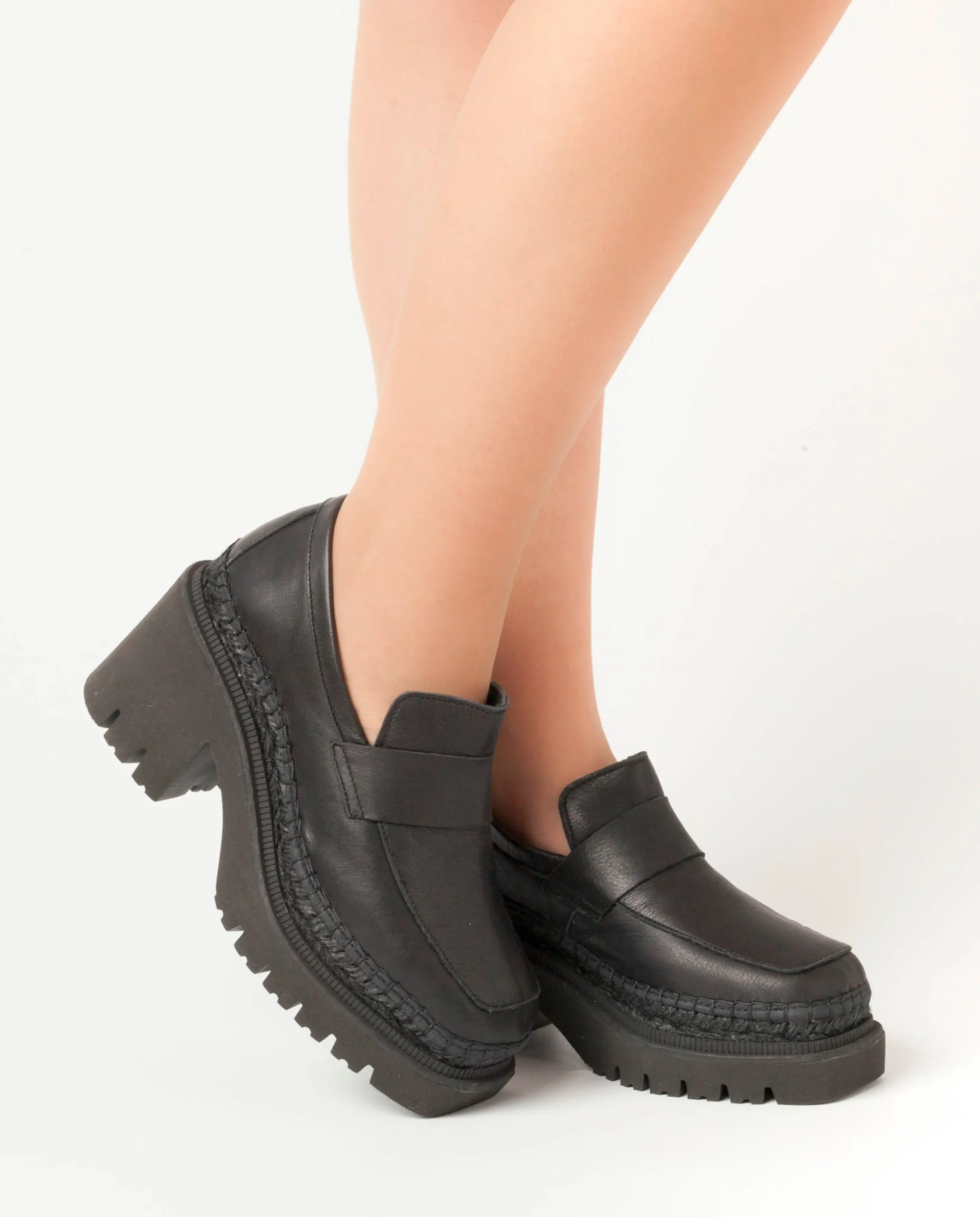 Mocasín de tacón en velvet negro Panteta