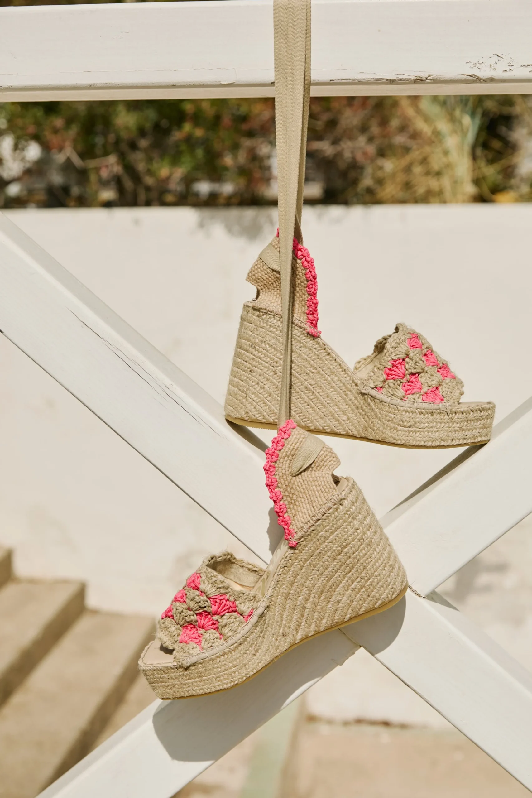 Sandalia cintas en ganchillo fluor fuxia