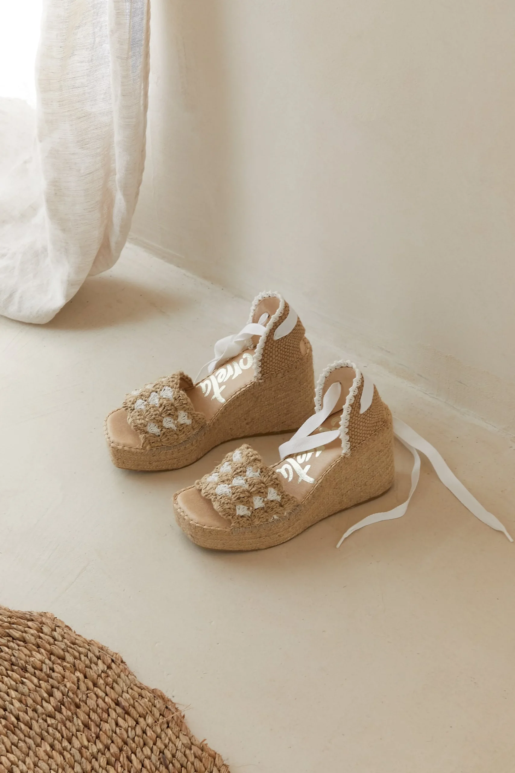 Sandalia cintas en ganchillo fluor blanco