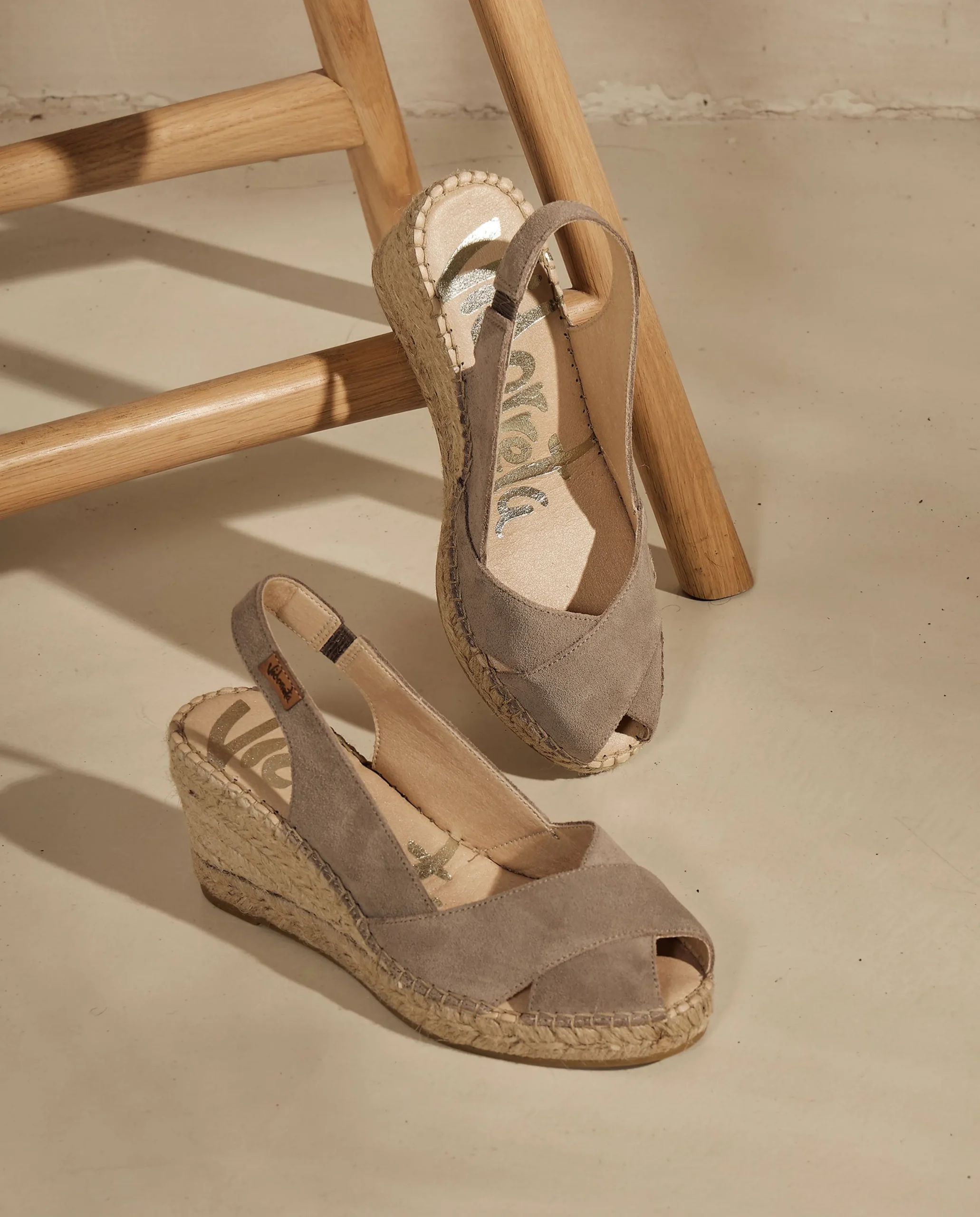 Sandalia en serraje taupe Clavel