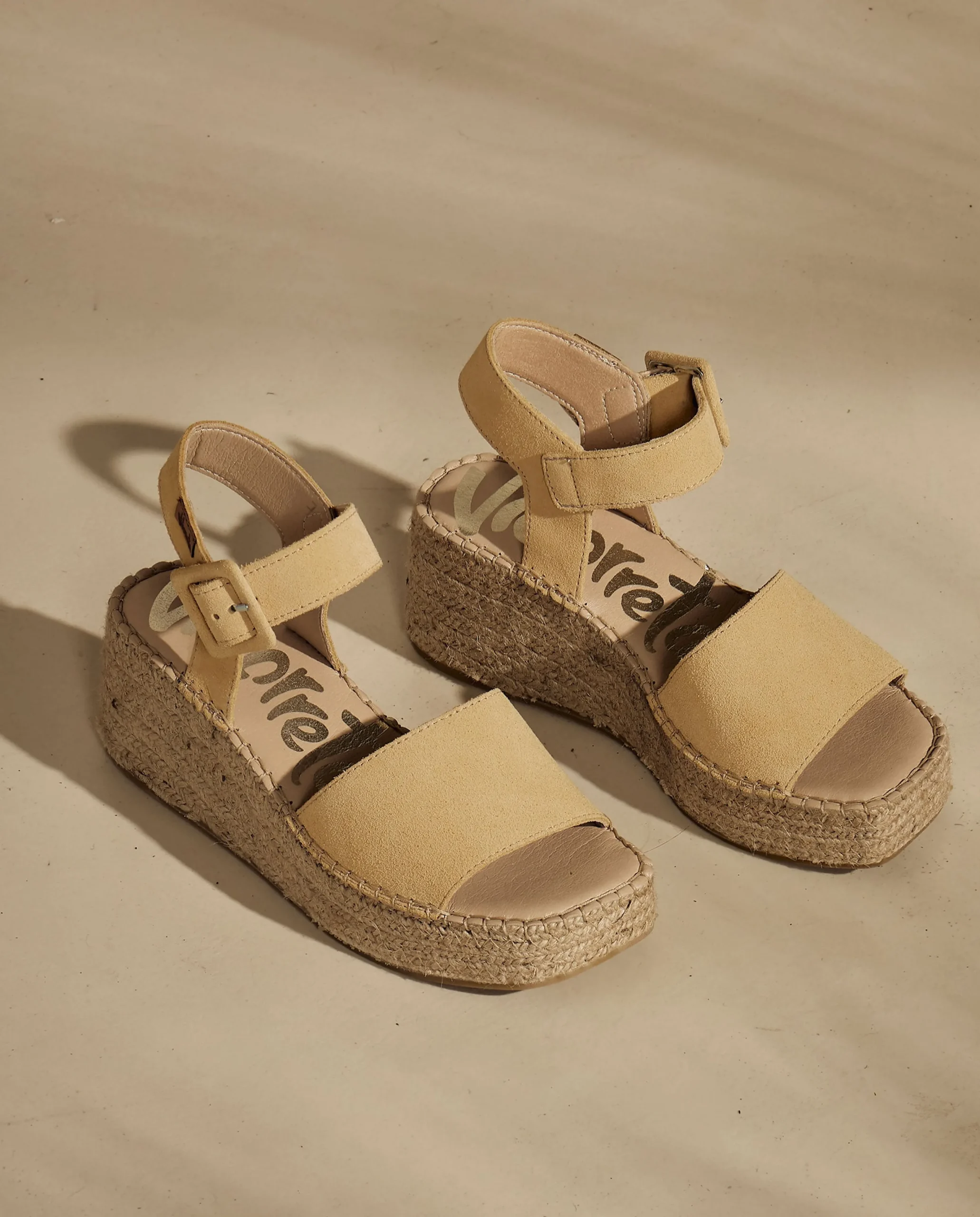 Sandalia hebilla en serraje limón Vinci