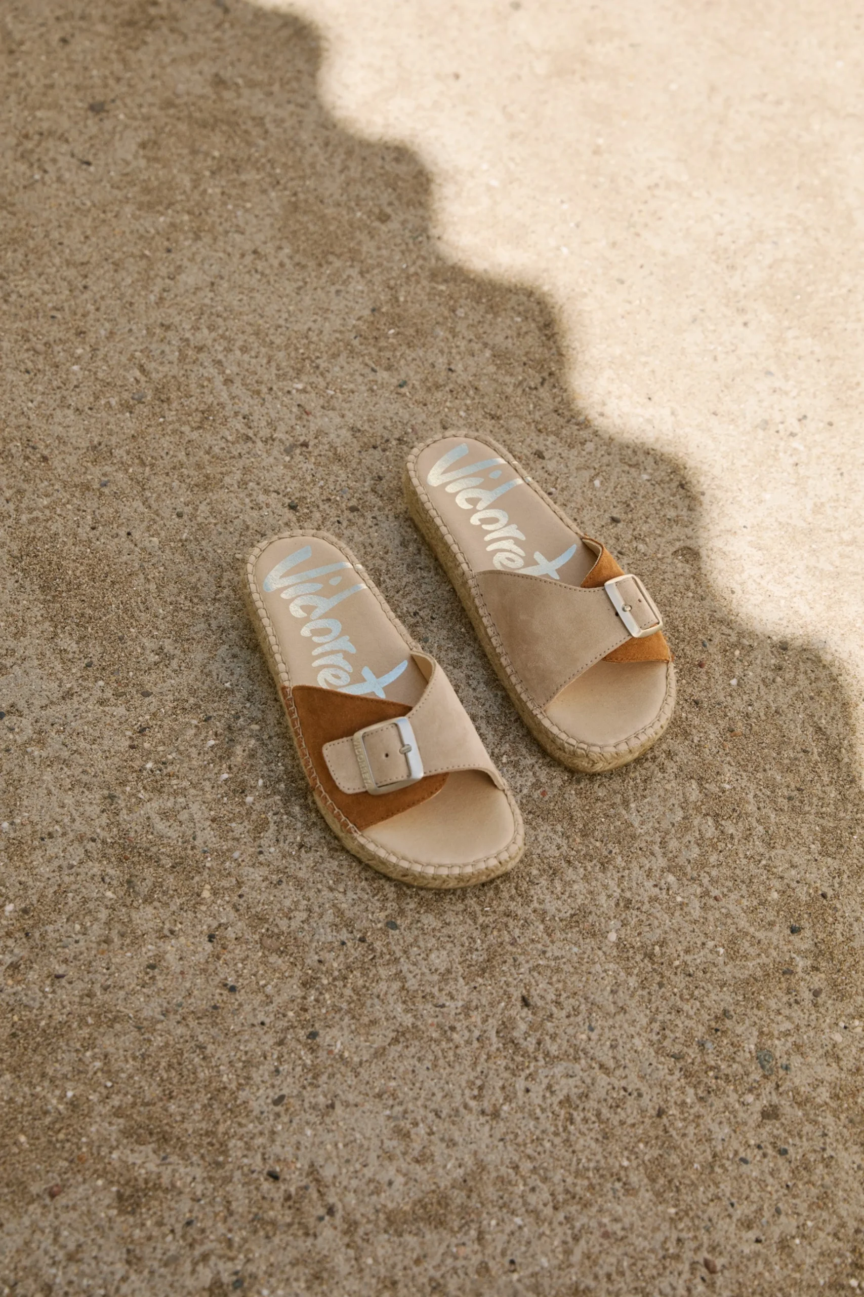 Sandalia hebilla serraje arena-cuero