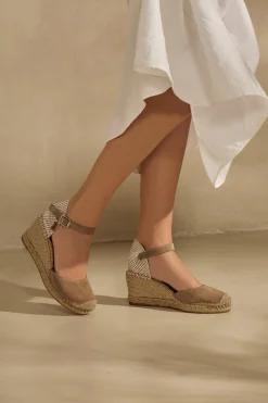 Sandalia serraje arena oscuro Clavel