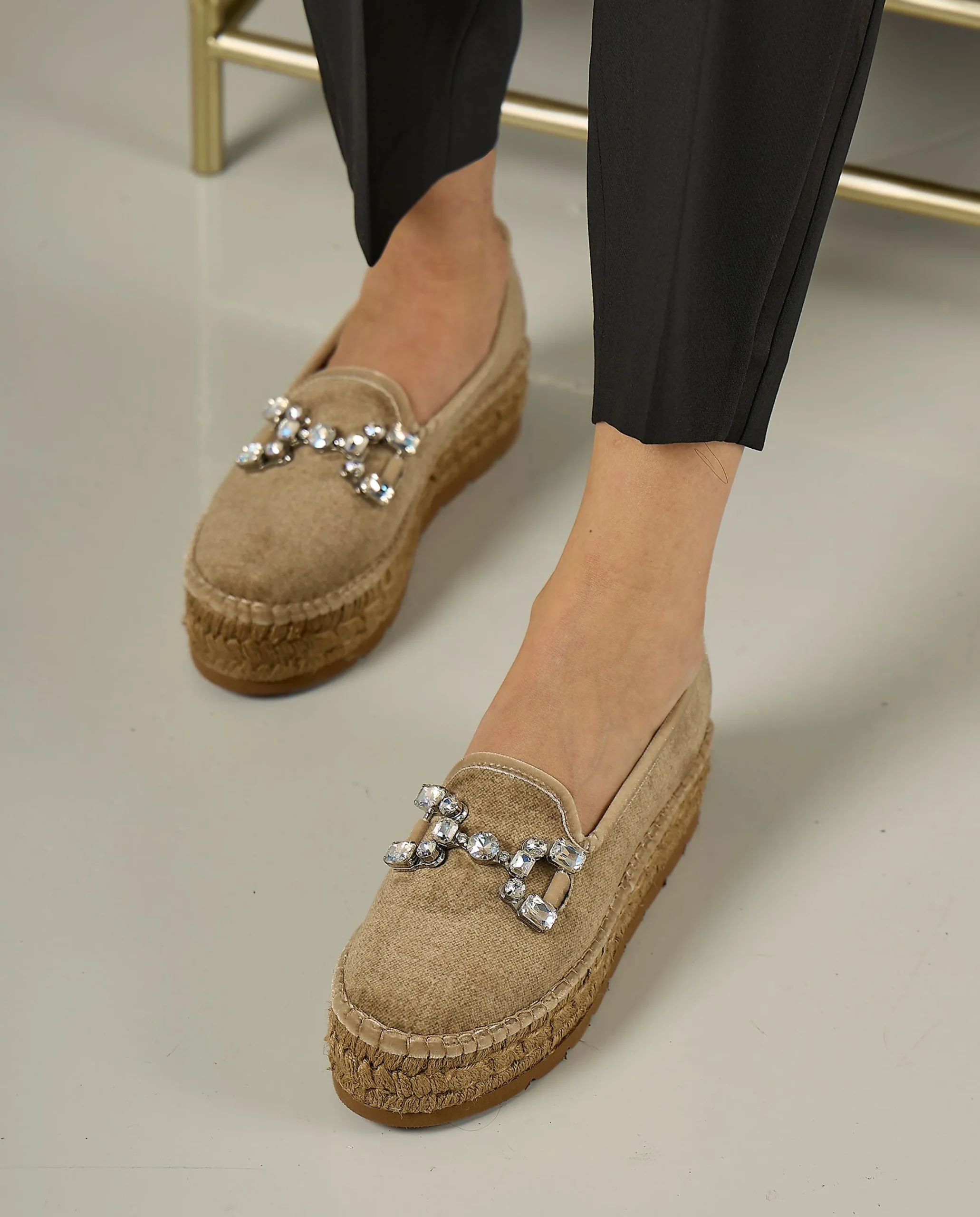 Slipper detalle en terciopelo arena Merce Doble