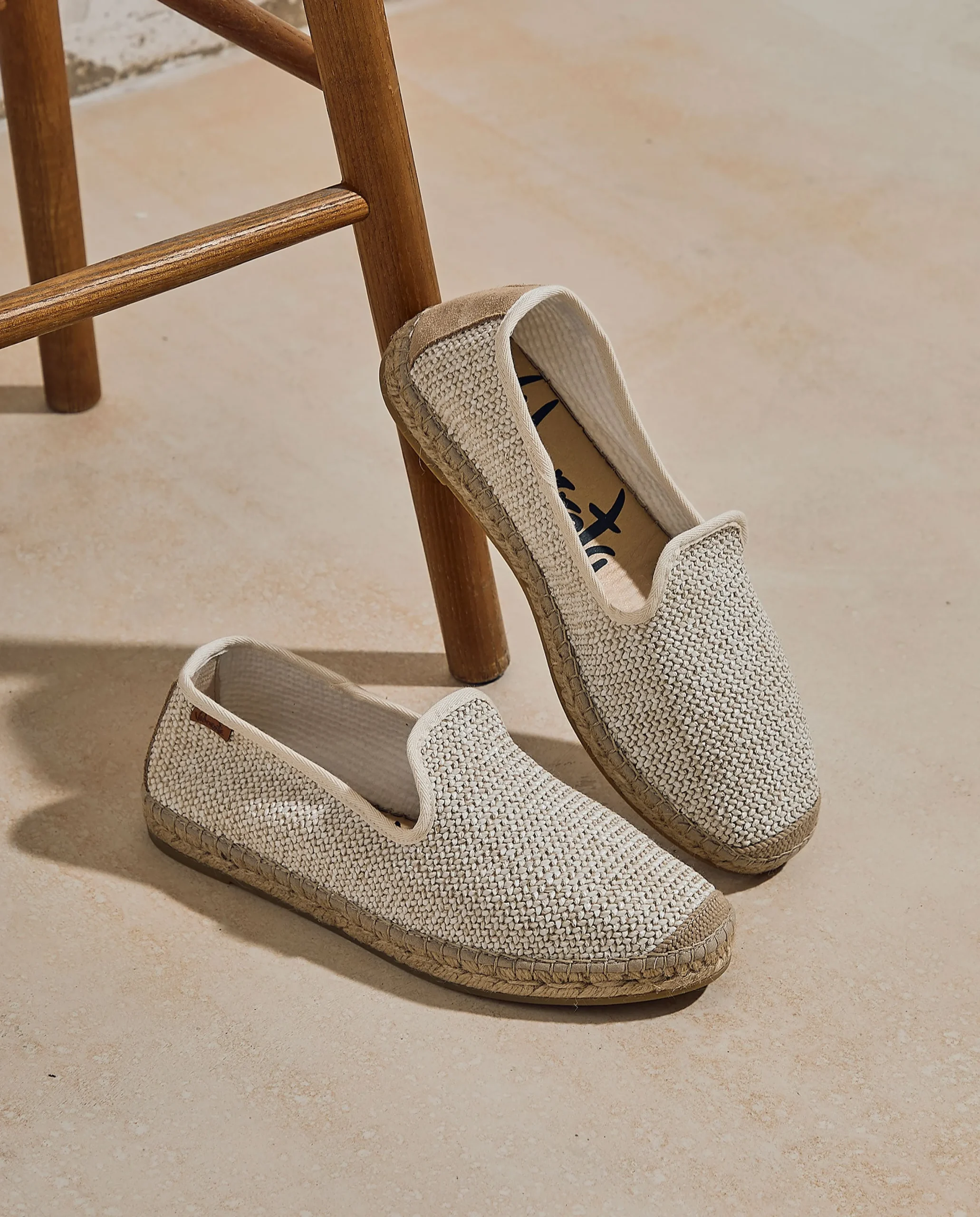 Slipper en rafia trenza crudo Borneo