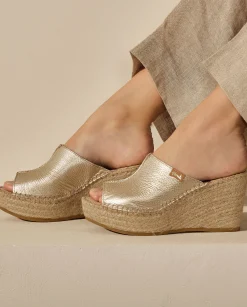 Zueco en napa metal dorado Dominica